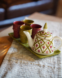 إبريق شاي بالزنبق على صينية Khaki