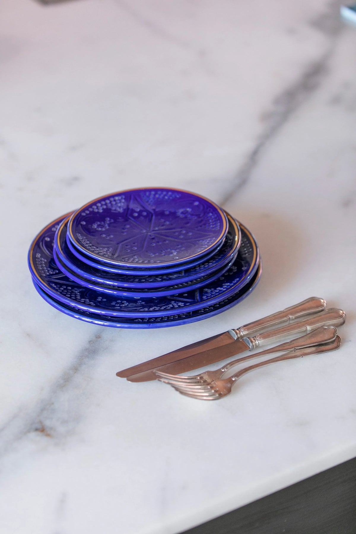 ASSIETTES PLATES · bleu majorelle · EMPREINTE