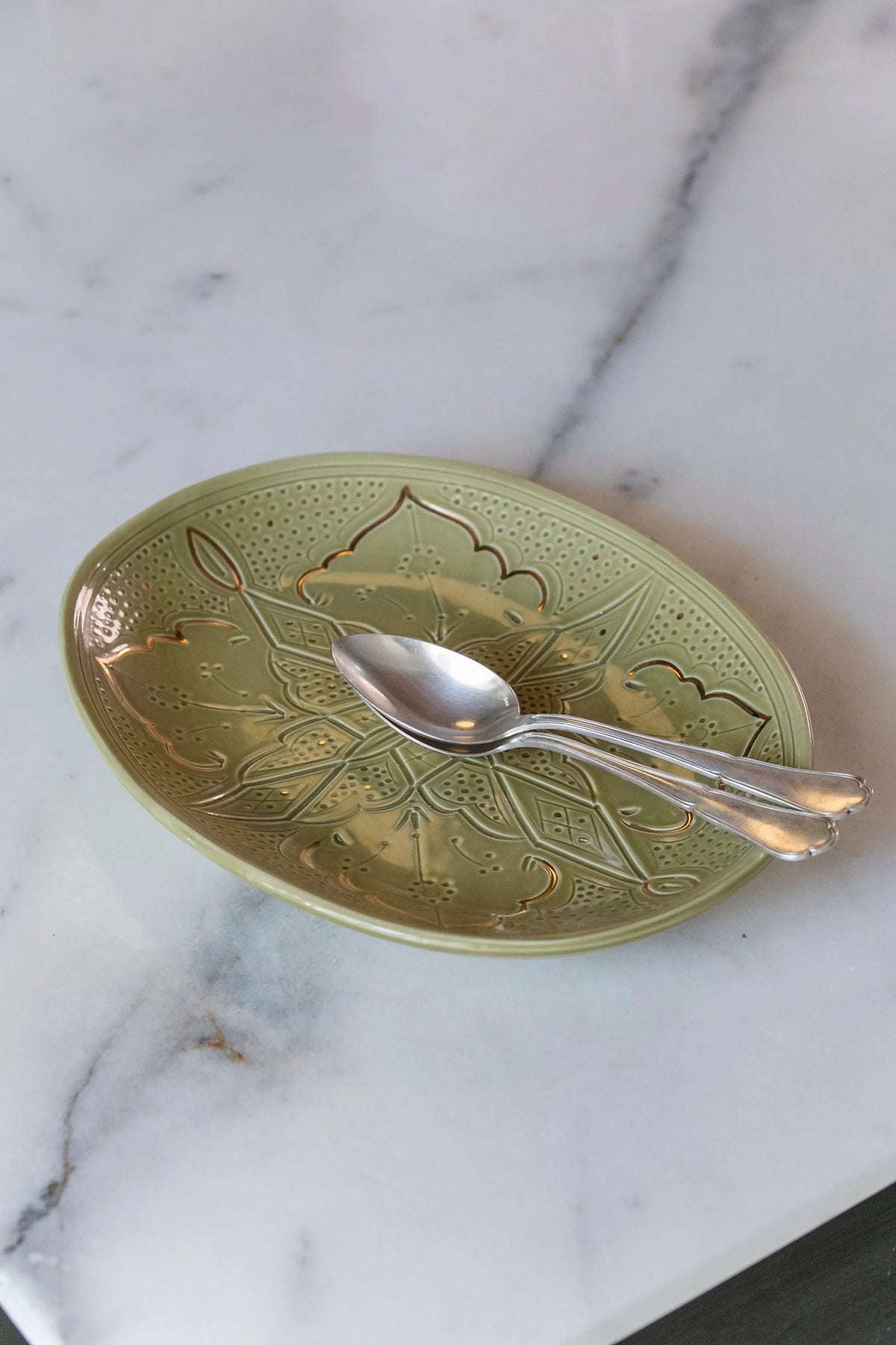 PLAT OVALE LARGE · Empreinte · KAKI · PLATS ET PLATEAUX