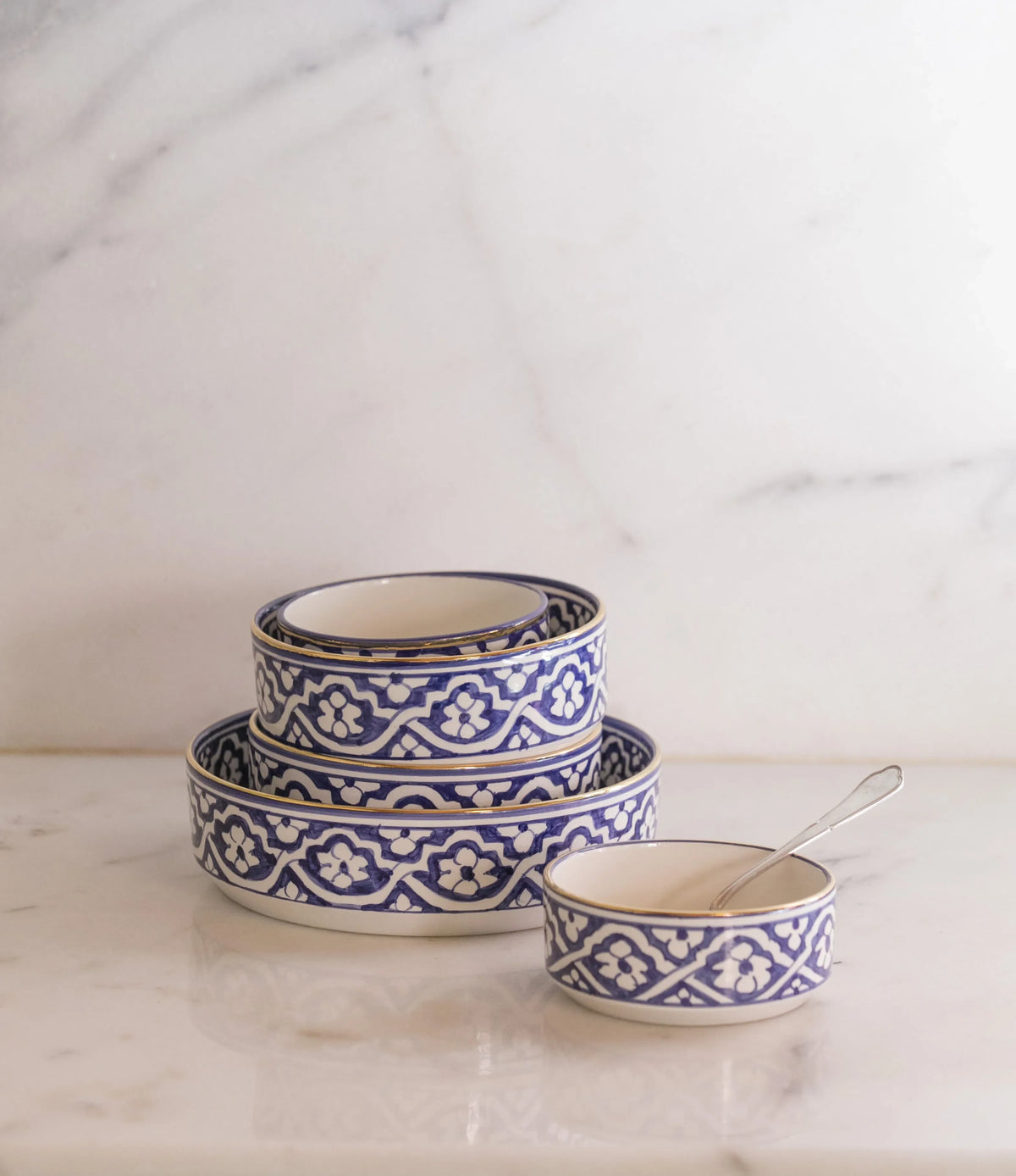 PLATS DE SERVICE DROITS · bleu majorelle · Fassia · PLATS ET PLATEAUX