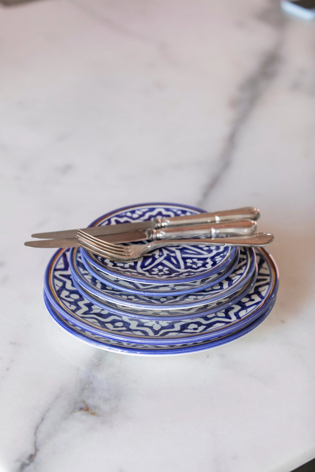 ASSIETTES PLATES · bleu majorelle · Fassia